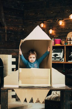 Kozmonot kağıt roket küçük çocuk gelecekteki kariyer hakkında rüya kariyer.