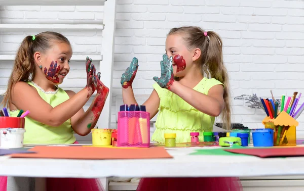 Pintores meninas pintura com tintas guache na mesa — Fotografia de Stock