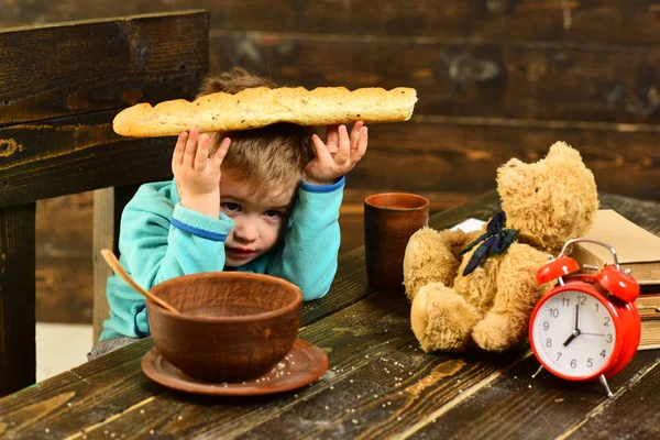 Concepto de comida saludable. Chico sostén el pan, comida saludable. Comida saludable para niños pequeños. Coma alimentos saludables. Disfruta del sabor — Foto de Stock