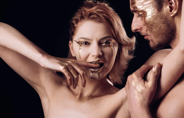 makyaj devrim altın boya ile. makyaj ya da vücut sanat çift altın ile.