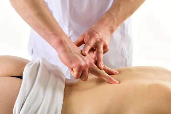 Acupresión. masaje de acupresión en el centro de spa. La mujer al masaje de acupresión hecho por las manos del hombre. terapia corporal de acupresión para un estilo de vida saludable. Abrace su salud —  Fotos de Stock