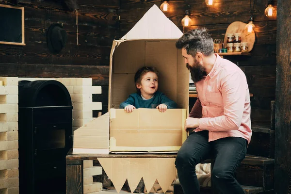 Baba ve kağıt roket küçük çocuk. Ailesi ve çocukluk. Baba gün. Dünya gün kavramı. Fikir geliştirme eğitim ve çocuk. Seyahat ve macera. Kozmonot kariyer hakkında rüya