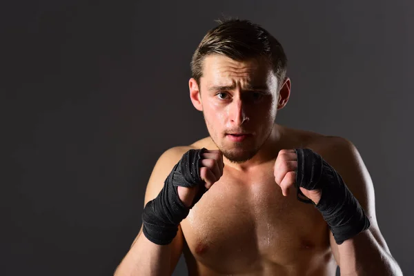 Deporte. entrenamiento deportivo de hombre boxeador. estilo de vida saludable y deporte. entrenamiento de luchador hombre para mejores resultados deportivos. nunca te rindas y sigue moviéndote, copia espacio . —  Fotos de Stock