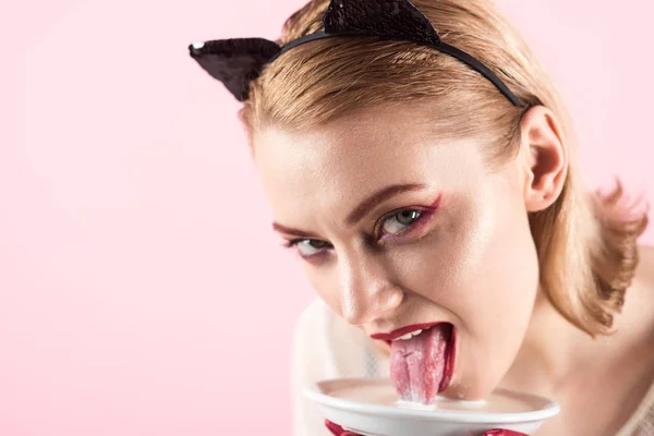 Alimentación y salud. dieta de gato mujer lamer leche, espacio de copia . —  Fotos de Stock
