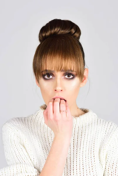 şık bir saç modeli ile güzel bir kadın. moda fotoğraf.