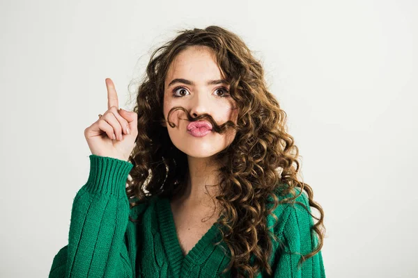 Look de moda e conceito de beleza. modelo de moda de mulher com longo cabelo encaracolado em suéter verde . — Fotografia de Stock