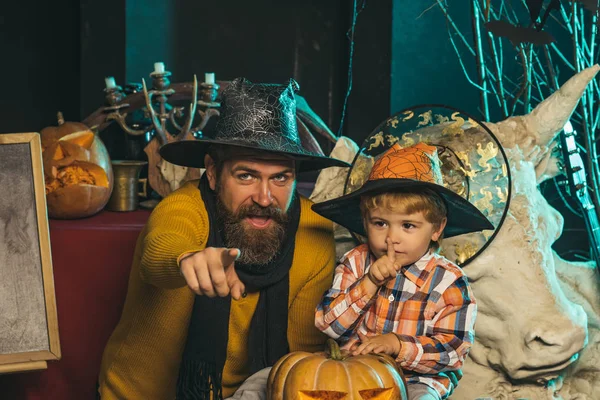 Halloween Padre e hijo pequeño, día del padre . —  Fotos de Stock