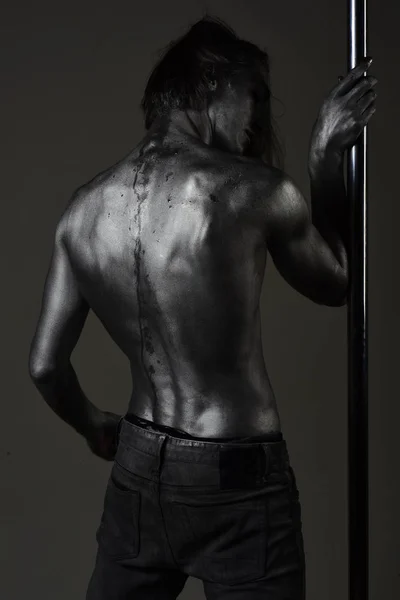 Titanium platen voor geneeskunde. titanium platen concept met zilver achterkant geschilderde lichaam van man. — Stockfoto