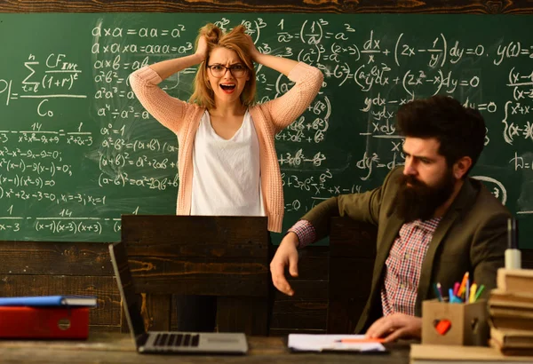 İyi öğretmenler çoğu kez iletişim Master, eğitim mezuniyet ve insanlar kavramı - harç kurullarında, üniversite seminer konferans takım işbirliği kavramı başarılı öğretmen