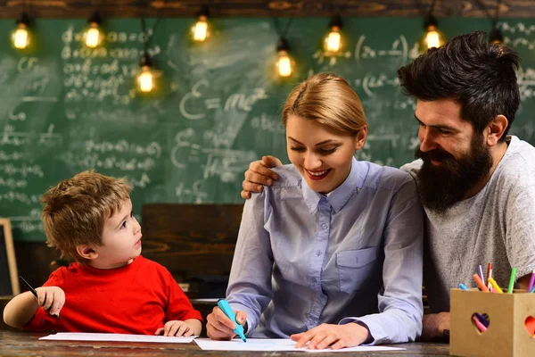 Ładny nauczyciel pomaga ucznia w klasie w szkole podstawowej, działania edukacyjne w klasie w szkole szczęśliwego dziecka jest nauka, egzamin końcowy test w Uniwersytecie — Zdjęcie stockowe