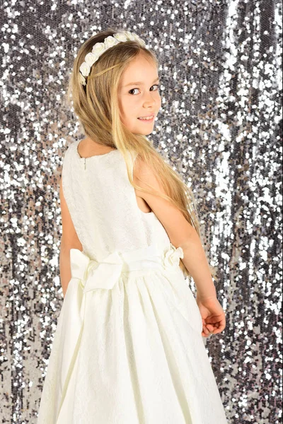 Retrato de menina sorridente bonito em vestido de princesa — Fotografia de Stock