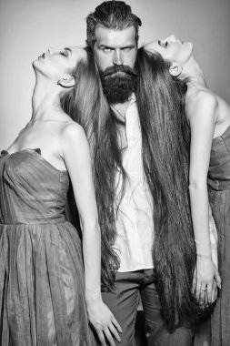 aşk üçgeni. Sakallı adam ve iki kadın