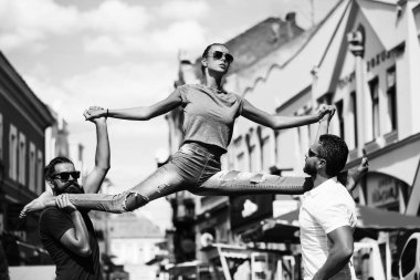 genç kadının sokak eğitim sporda ayakta bacak Böl