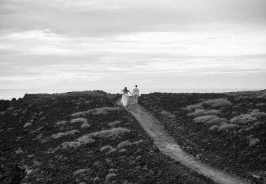 Güzel dağlarda Romantik Çift