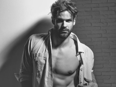 Yakışıklı adam veya kas maço