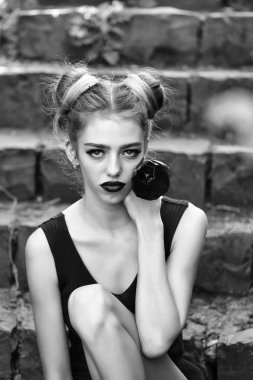 Güzellik moda kadın portre. Kadın kırmızı haşhaş tohumu ile