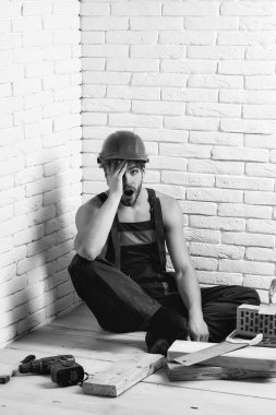 Seksi kaslı erkek yapıcı.