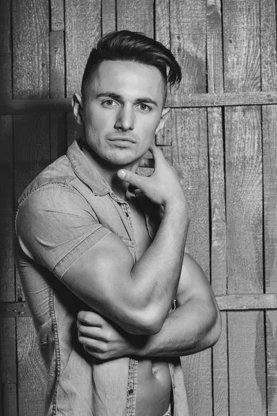 Fitness eğitmeni. Şık genç maço