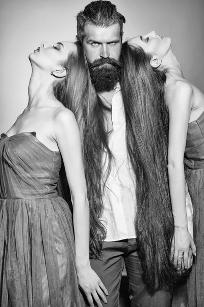 Triángulo amoroso. Hombre barbudo y dos mujeres —  Fotos de Stock