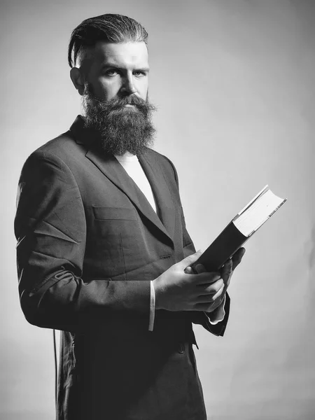 Pregador. Homem bonito barbudo com livro — Fotografia de Stock