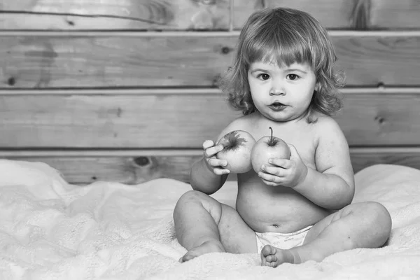 Zabawne dziecko z jabłkami. Chłopiec jedzenie jabłek — Zdjęcie stockowe