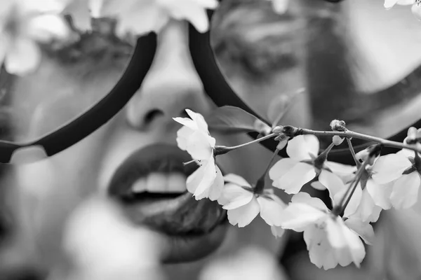 Yüksek moda zarif kadın portresi. Moda kız çiçeği — Stok fotoğraf