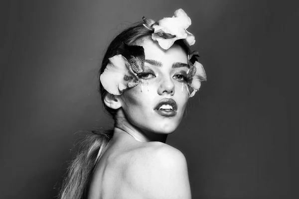 Maquillaje de cuento de hadas. Retrato de modelo de belleza. Chica con maquillaje floral —  Fotos de Stock