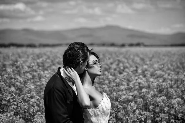 Coppia innamorata si sposa. matrimonio coppia in campo fiori gialli — Foto Stock