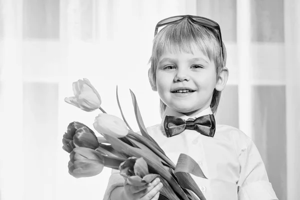 Criança com flores para a mãe. Rapaz com tulipas — Fotografia de Stock