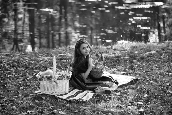 Una chica en un picnic. Niña en manta —  Fotos de Stock