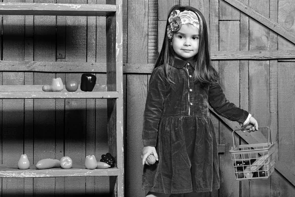 店で弾いている女の子。プラスチックの果物と野菜の小さな女の子 — ストック写真