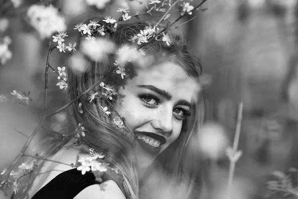 Dívka na jaře. Hezká dívka v květu — Stock fotografie