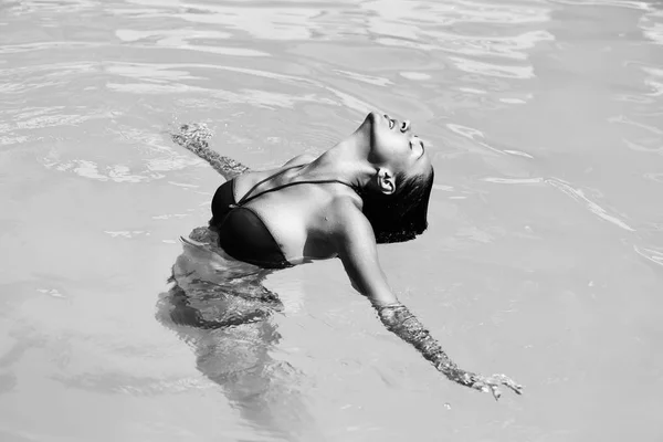 Mulher muito sexy na piscina — Fotografia de Stock