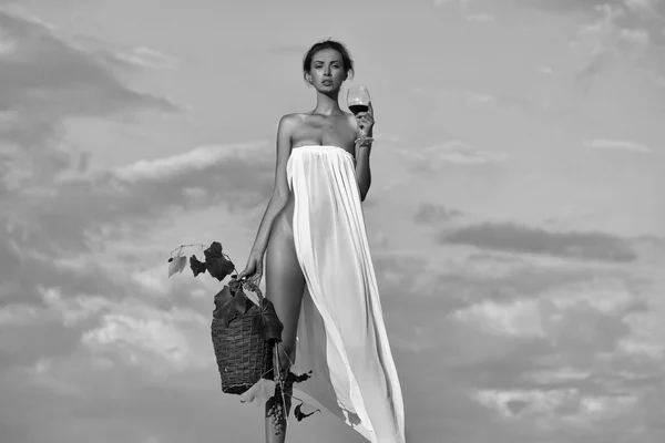 Jolie fille avec bouteille de vin sur le ciel — Photo