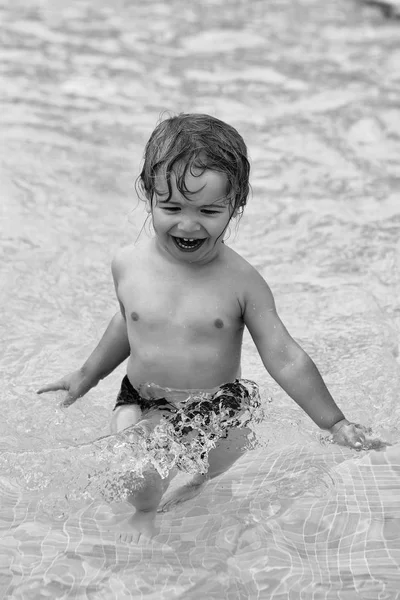 Leuke vrolijke babyjongen heeft bad in buitenzwembad — Stockfoto