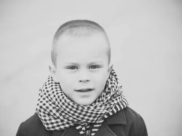 Niño sobre fondo gris . —  Fotos de Stock