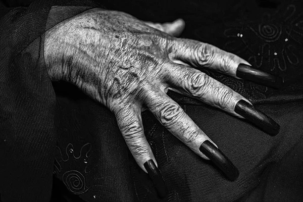 Pomarszczony ręki z długimi paznokciami — Zdjęcie stockowe