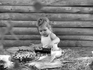 Tatlı küçük çocuk böğürtlen yiyor.