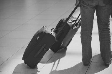 Yolculuk için hazır. Hemen bacaklarını açıp kot çanta