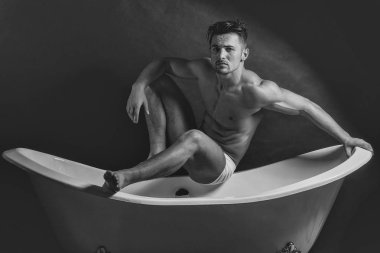 genç çekici gay. Küvet adam