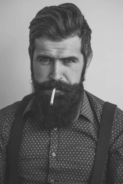 수염과 흡연 남자 — 스톡 사진