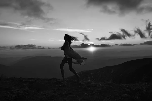 Chica bonita en hermosa puesta de sol — Foto de Stock