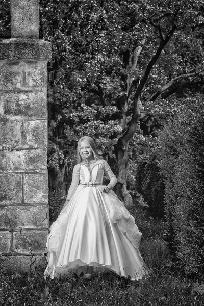 Menina bonita em vestido branco — Fotografia de Stock