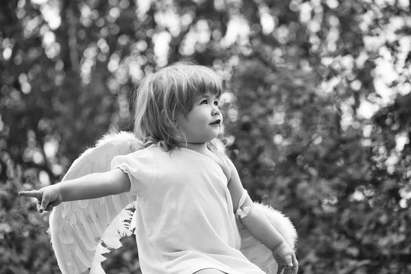 Pequeno menino em asas de anjo — Fotografia de Stock