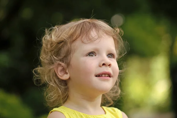 Niño con el pelo rubio rizado en el paisaje natural — Foto de Stock
