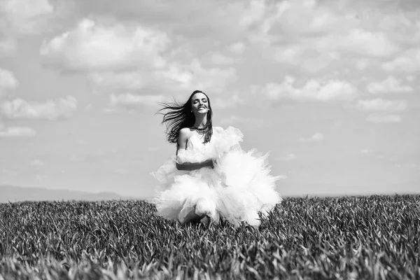 Sexy girl in wedding dress. pretty wedding girl on green grass and sky — Stock Photo, Image