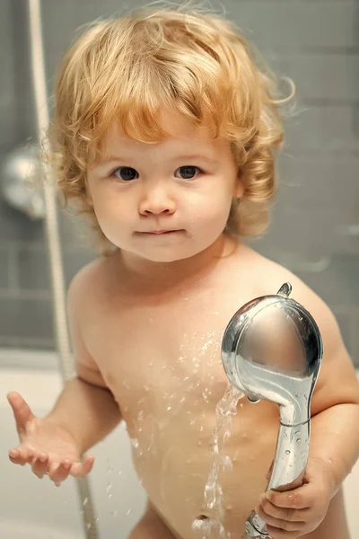 Higiene infantil. Menino no chuveiro — Fotografia de Stock
