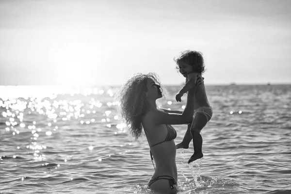 Las madres aman. Mujer en bikini con niño — Foto de Stock