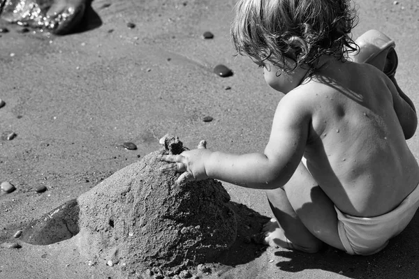 Niño en la caja de arena. Chico jugando con arena — Foto de Stock