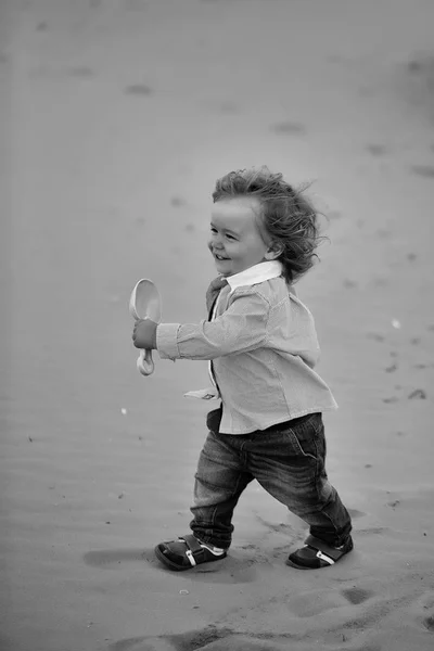 Szczęśliwe dziecko z łopatą. Radosny chłopczyk na plaży — Zdjęcie stockowe
